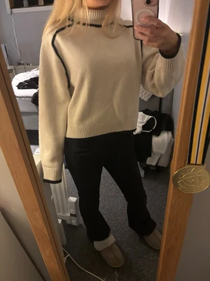 Beige polotröja - Säljer en beige stickad polotröja från H&M. Knappt använd