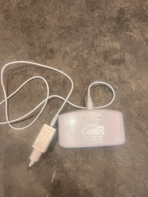 Depend GeliQ UV/LED lampa - Säljer en vit Depend GeliQ UV/LED lampa för gelnaglar. Lampan har timerfunktion på 30 och 60 sekunder samt low heat-läge. Kommer med vit strömadapter och sladd. Den fungerar som den ska. 