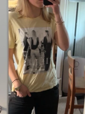 Gul t-shirt med print från Gina Tricot - Gul t-shirt från Gina Tricot⭐️💛Klassisk rund hals och korta ärmar. Perfekt för dig som vill ha en chill och trendig vibe. Super skön! Passform skulle jag säga är XXS-S! 