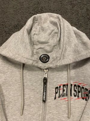 Plein Sport Hoodie - 3 små fläckar i baksidan av huvtröjan, har ej försökt få bort dem därmed sänker jag priset på tröjan. Frågar eller bud kom PM😊