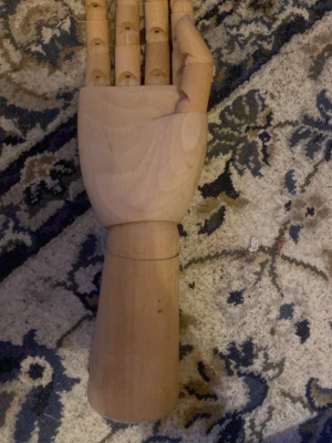 Trähand för nagelövning  - Säljer en trähand med rörliga leder, perfekt för att öva nageldesign eller visa upp nagellack.  Hela handen är gjord av ljust trä och har en stabil rund botten. Passar dig som vill testa olika nagelstilar hemma. DET GÅR ATT TA BORT NAGELLACKET PÅ DEN SÅKLART!