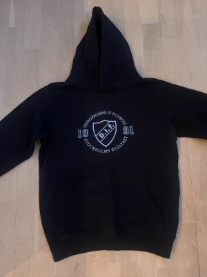 Djurgårds hoodie - Mycket snygg djurgårds hoodie. Knappt använd. Storlek 12-14 år. Passar ca 172/176 eller S. 