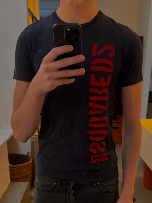 Dsquared2 T-shirt - En fet Dsq2 T-shirt i bra skick. Jag är 181 och väger 60kg och den är för liten för mig.