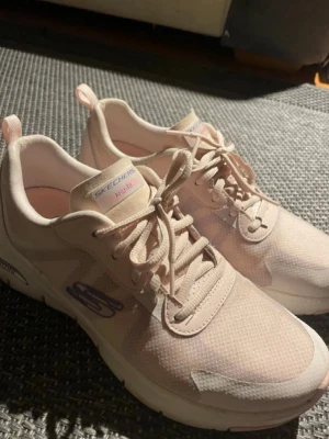 Rosa Skechers, 39 - Säljer dessa super bra träningsskor från Skechers! Bra skick! Hör gärna av dig vid frågor och köp helst med Instabox för snabbare leverans! Obs se sista bilden för liten defekt 🩷😊
