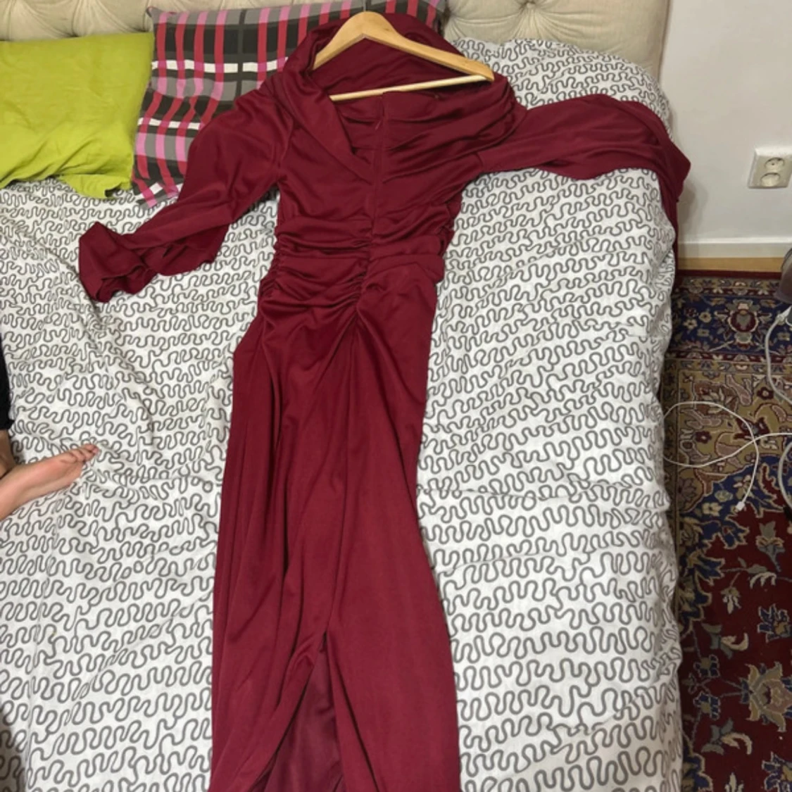 Vinröd långklänning med v-ringning - 1