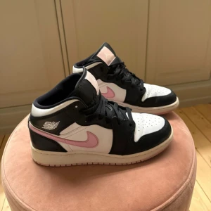 Jordans  - Säljer dessa jordans i storlek 39. Fint skick men lite slitna, se alla bilder. Säljer för 400kr+ frakt