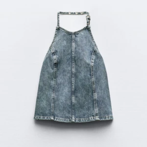 Jeans topp - En super snygg jeans halterneck topp ifrån Zara i storlek XS. Använd en gång och tvättad en gång. Går att reglera både i nacken och vid ryggen hur man vill att den ska sitta! Pris går att diskutera!💕