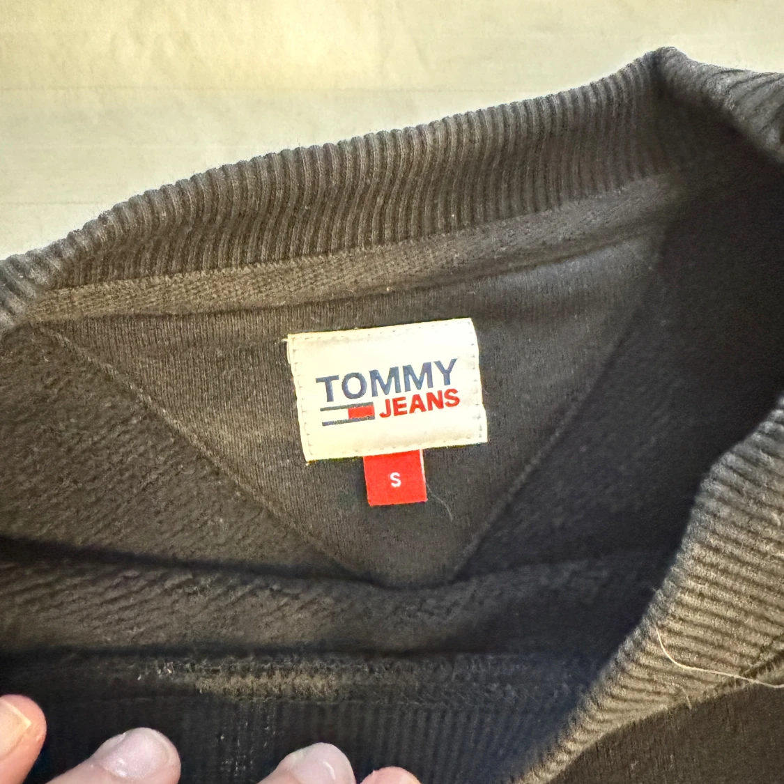 Svart sweatshirt från Tommy Jeans - 1