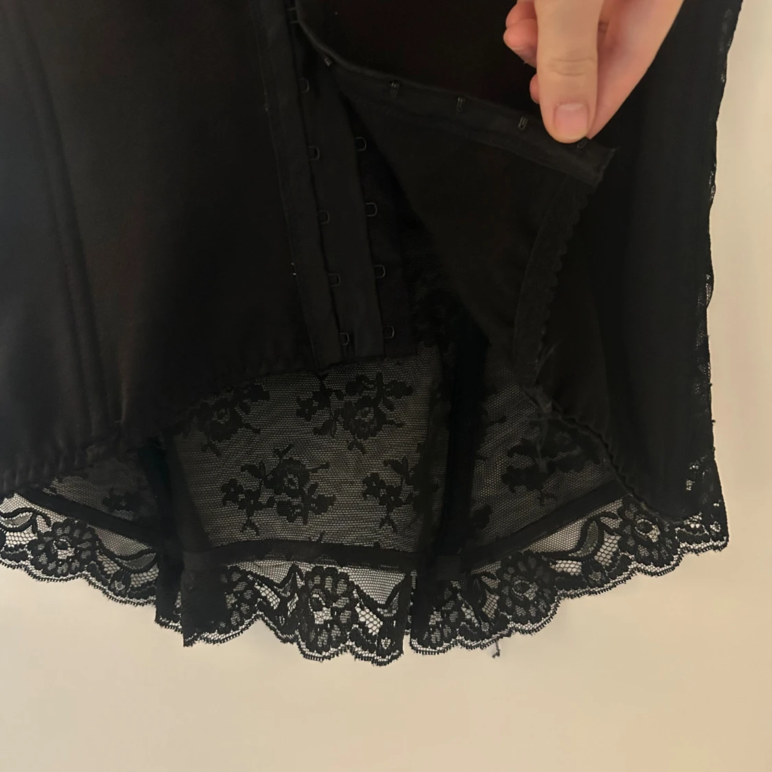 Svart spetskorsett med rosett - 3