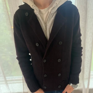 Stickad Cardigan - Stickad cardigan/Kofta I storlek S 📏 Färgen är Vinröd Märket är H&M men denna cardiganen säljs inte längre. modellen är 177cm och väger 165cm. Skriv för mer info✅