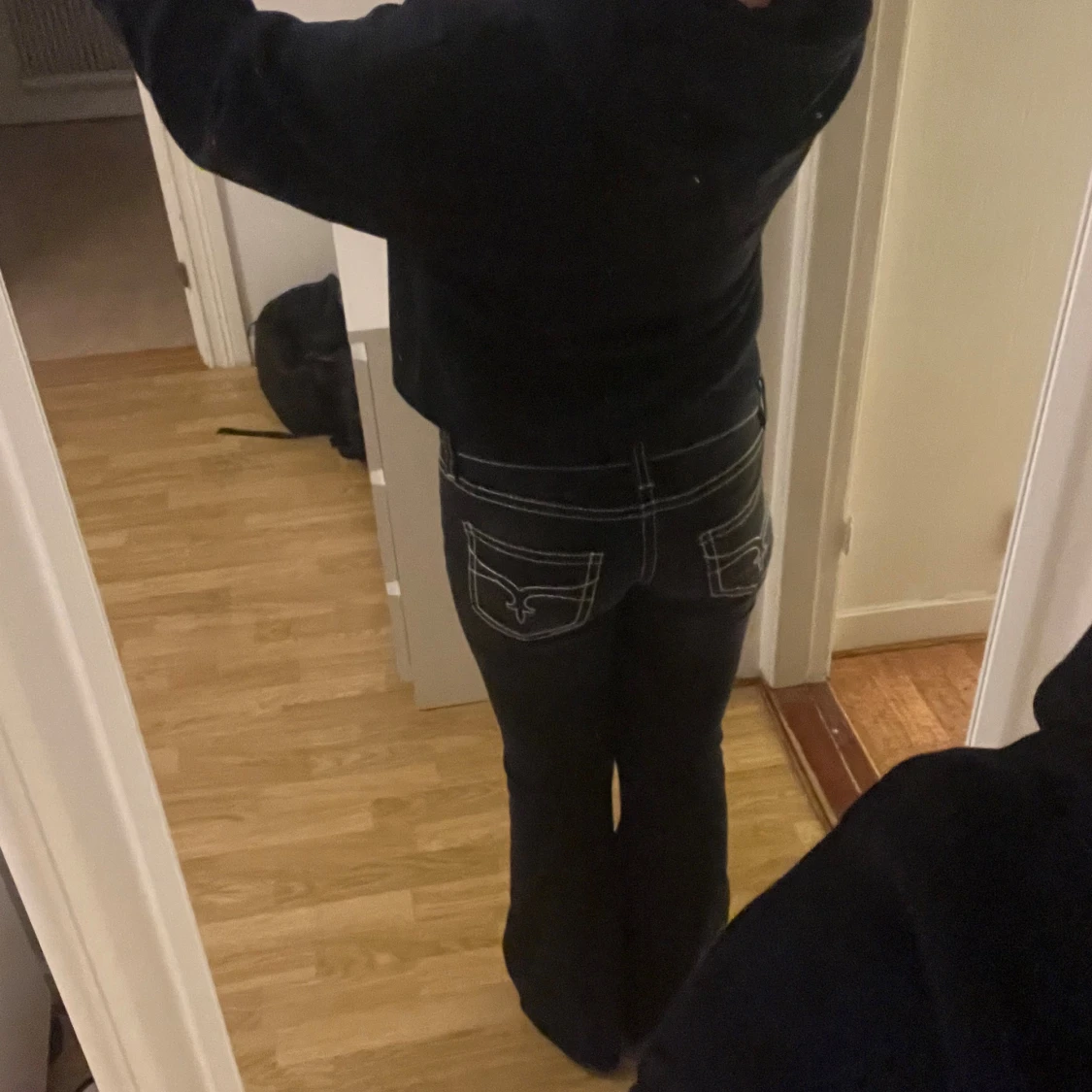 Svarta bootcut jeans från Gina Tricot - 1