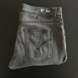 Dondup jeans  - Säljer nu mina sjukt snygga dondup jeans i bra skick, skriv om ni har frågor! Populär och sällsynt färg, nypris 4000! Säljer för endast 799! 