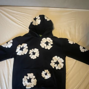 Mörkblå hoodie från Denim Tears  - Säljer nu en mörkblå hoodie från Denim tears i storlek L . Den är i princip helt ny, den är väldigt bekväm att ha på sig. Vid funderingar är det bara att skiva mvh William 