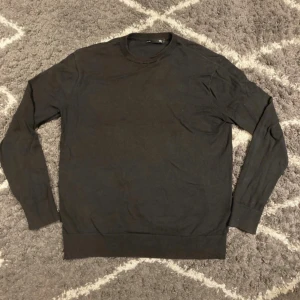 Svart tröja från 157 - Enkel svart långärmad tröja från 157 med rund halsringning. Bra och skönt material. Jag är 180cm,67kg och den passar mig perfekt.
