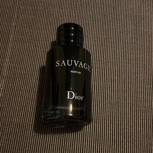 Dior Sauvage Parfum herr - Snygg och populär herrparfym från Dior. Flaskan har en stilren design och passar perfekt för dig som vill sticka ut. Volym och ingredienser syns inte på bilderna.