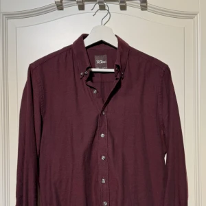 Oscar Jacobson Skjorta - Väldigt fin Oscar Jacobson ”Flanell” Skjorta i en vinröd färg i strl S, sitter minimalt större, skick: 9-10, väldigt fräsch! Sista bild visar en missfärgning under armhåla, syns ej när man har på sig skjortan. Köpt på Volt för 1399 kr! Kan gå ner i pris vid snabb affär! 🤝🏻