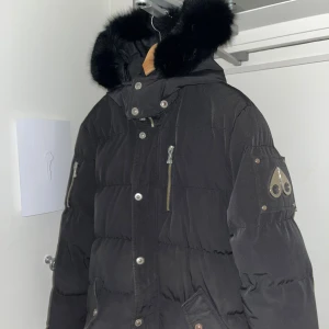 Moose knuckles jacka - Säljer nu min moose knuckles jacka, 9/10 i skick, kommer inte med några tillbehör utan bara jackan, jackan är i storlek Large, mitt pris är 2000, undrar du över något så är det bara att skriva. Mvh Jonte.