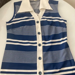 Randig blåvit linne FRI FRAKT - Snygg ärmlös linne Perfekt för dig som gillar en fräsch och stilren look med lite vintage-vibe. 40-44, M/L FRI FRAKT