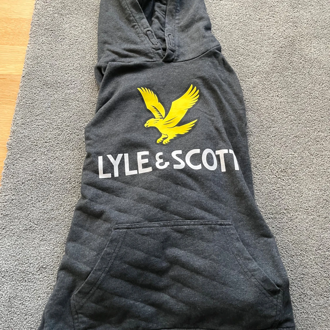 Mörkgrå hoodie från Lyle & Scott