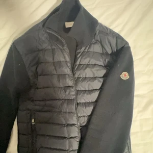 Moncler cardigan - Moncler cardigan 7/10 skick skulle ja säga. Har en liten fläck på höger axel som ej syns om man inte inspekterar riktigt noga. Köpt från garmsmarket. Använd i 3 år så den är inte i super skick