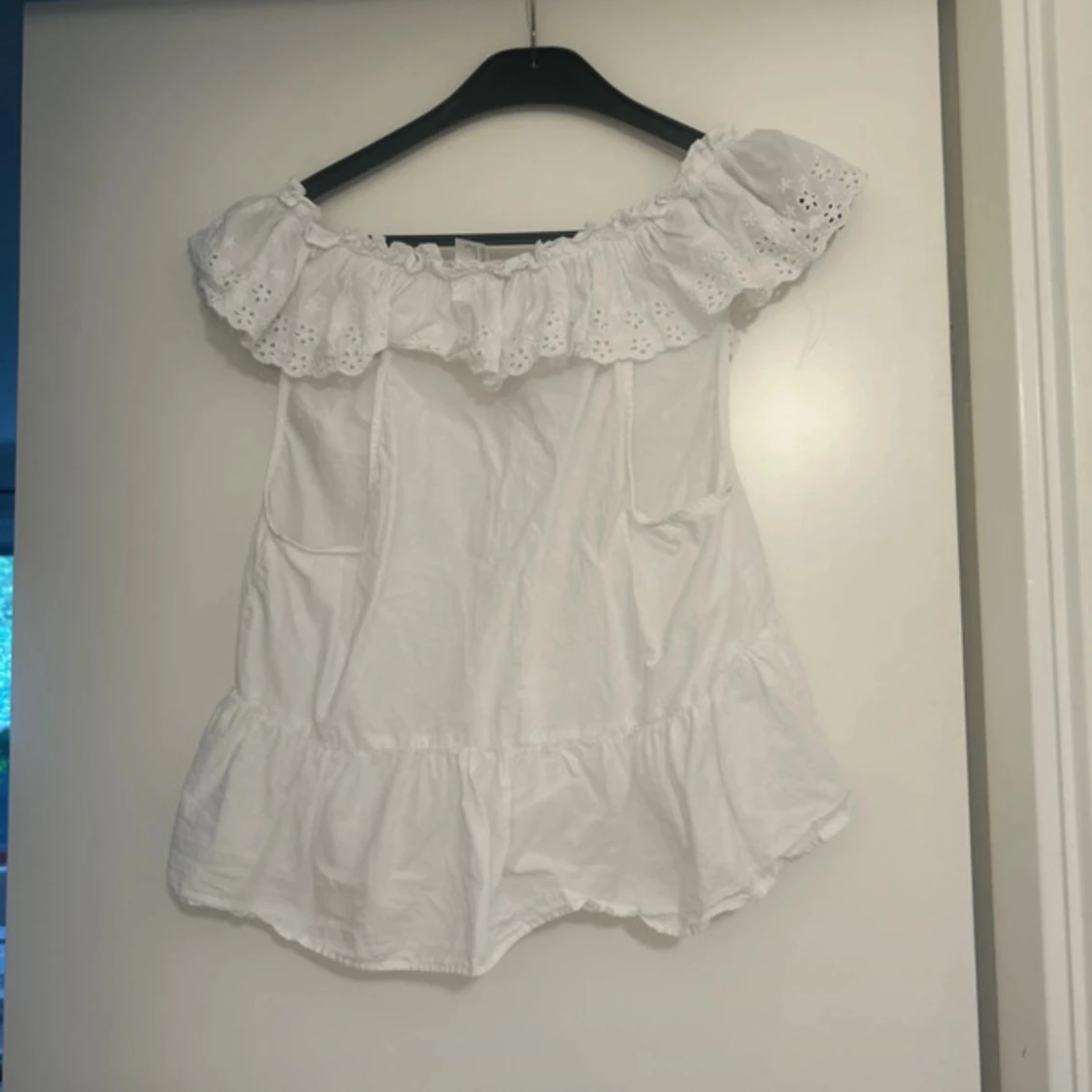 Vit blus med volang från H&M Divided - 1