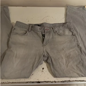 Tommy hilfiger jeans  - Ett par gråa Hilfiger jeans i storlek 34,34 med slim passform , bara att skriva för frågor eller om mera bilder 👍