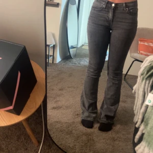 Gina jeans  - Mörk gråa jeans från Gina i strl 34! Super sköna då de är stretchiga i materialet. Nästan oanvända!!