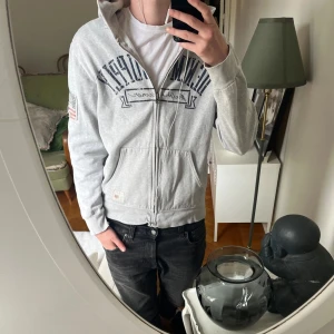 Ralph Lauren hoodie - Hoodie ifrån Denim & Supply, storlek S jag är 180, använt skick men mycket kvar att ge, har från början lite sliten design, lite sliten vid slutet av ärmarna. skriv vid frågor