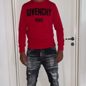 Givenchy paris tröja strl XS - Helt ny. Fin replika med grym kvalitét. Modellen är 175cm väger 67kg, Bär storlek XS på bilden. Pris: 799kr. Förs till kvarn.