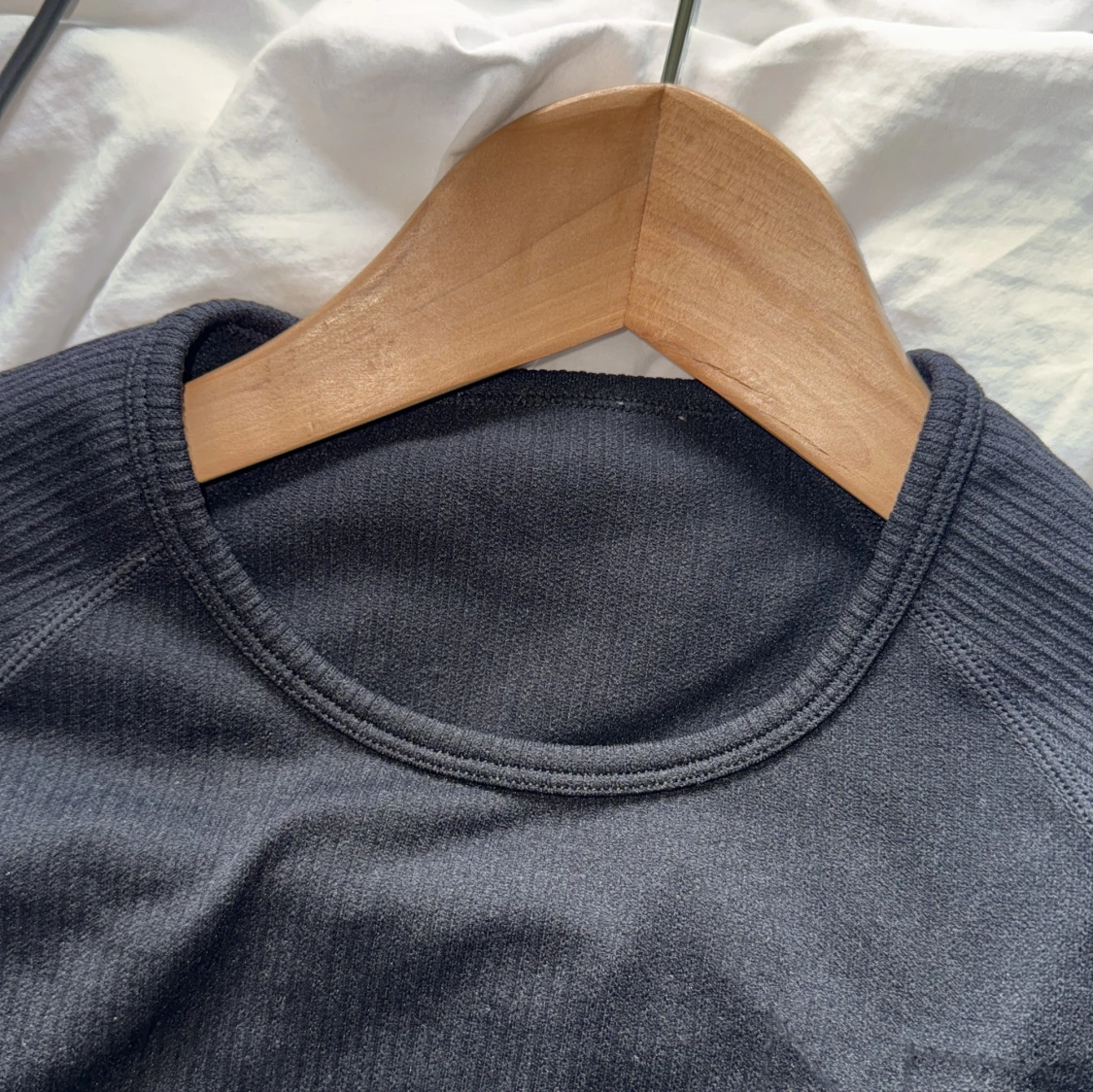 Svart ribbad croppad långärmad topp - 3