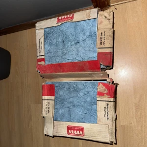 Vives 20x25 cm Blå Marmorerade Kakelplattor - Snygga blå marmorerade kakelplattor från Vives, storlek 20x25 cm. Perfekt för badrum eller kök. Plattorna är i nyskick, men kartongen har tydligt slitage och är trasig i kanterna. Plattorna är hela och oskadade, redo för montering.