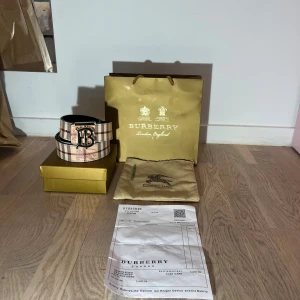 Burberry bälte - Hej! Säljer ett burberry bälte. Bältet har exklusiva detaljer samt Burberrys logga ingraverad. Perfekt accessoar för att lyfta din outfit. 