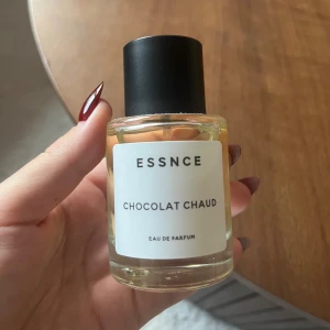 ESSNCE Chocolat Chaud parfym - Chocolat Chaud från Essnce, 50 ml  Aldrig använd.   Nypris: 360 kr
