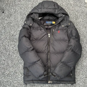 ralph lauren jacka xs - Sjukt fet raffe jacka som är den perfekta vinterjackan! Passar både kille och tjej! Size xs herr! Passar på xs 175-182 beroende på vikt! Självklart äkta! Hör av dig vid minsta fundering 🙌