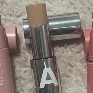 Caia Foundation Stick i ljus beige - Foundation stick från Hickap i en snygg metallisk silverförpackning med vit text. Färgen är ljus beige och formulan är krämig, perfekt för att få en jämn och naturlig bas. Enkel att applicera direkt på huden och smidig att ta med i väskan.