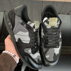 Valentino rockrunners  - Säljer dessa sjukt feta valentino rockrunners! Perfekta för dig som letar vinterskor! Size 42,5 fits 43 ochså! Skick: 8/10 lite heeldrag finns! Självklart äkta! Hör av dig vid minsta fundering 🤩