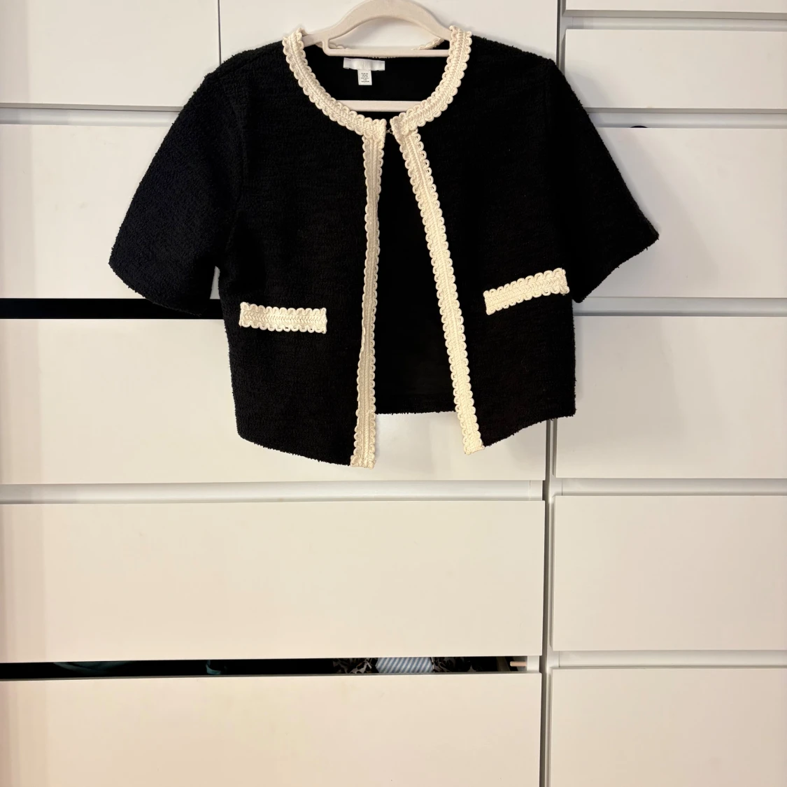 Svart kortärmad inne jacka med vita detaljer - 1