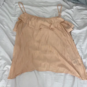 Beige topp med volanger på - Beige topp med volanger på