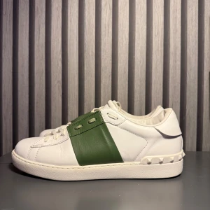 Valentino Opens olivgrön - Snygga Valentino opens i färgen olivgrön! Storlek 41,5 passar 42,5 mycket bra skick