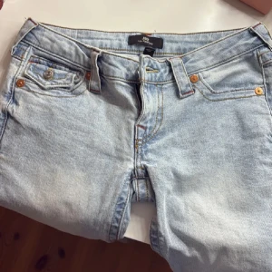 True Religion Joey Low Rise Flare Jeans   - Jätte find true religon i low rise flare W24!! Har en liten defekt som syns på bild 4 men märks knappt annars är dem som nyskick!!