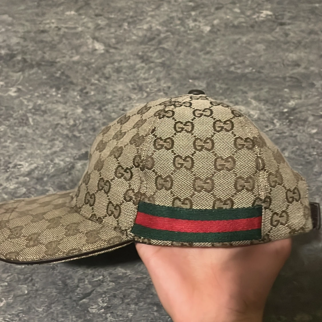 Gucci keps med GG-mönster och rödgrön detalj - 2