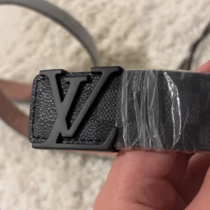 Svart Bälte - Helt ny, oanvänt. Kommer med justering metall saken.