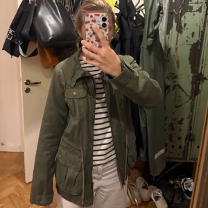 Höstjacka - Så fin jacka från H&M. Köpt second hand, men i fint skick!🤍🍁