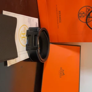 Svart läder bälte - En ”Gift box” som är perfekt som present till någon eller dig själv.  Bältet är storlek 105cm Plånboken är som en normal plånbok Kom gärna med bud eller frågor🤗  allt på bilderna kommer med