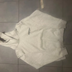 Essentials hoodie  - Essentials hoodie i toppskick. Mjuk, bekväm och sitter perfekt. Passar till allt stilen och populär modell 