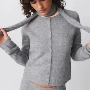 Stickad Gina Tricot kofta  - Super snygg och mysig stickad kofta från Gina Tricot som passar perfekt nu till hösten!!! Finns ej att köpa längre och dessutom helt oanvänd. Ordinarie pris är 399kr. 