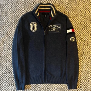 TOMMY HILFIGER KOFTA - Tjena! Säljer nu denna tvär feta kofta! | Skick 9/10 Mycket bra! | Nypris ca 2000kr | Mitt pris 699kr | Kom gärna pm vid frågor eller funderingar | Postas eller möts upp i Gävle!