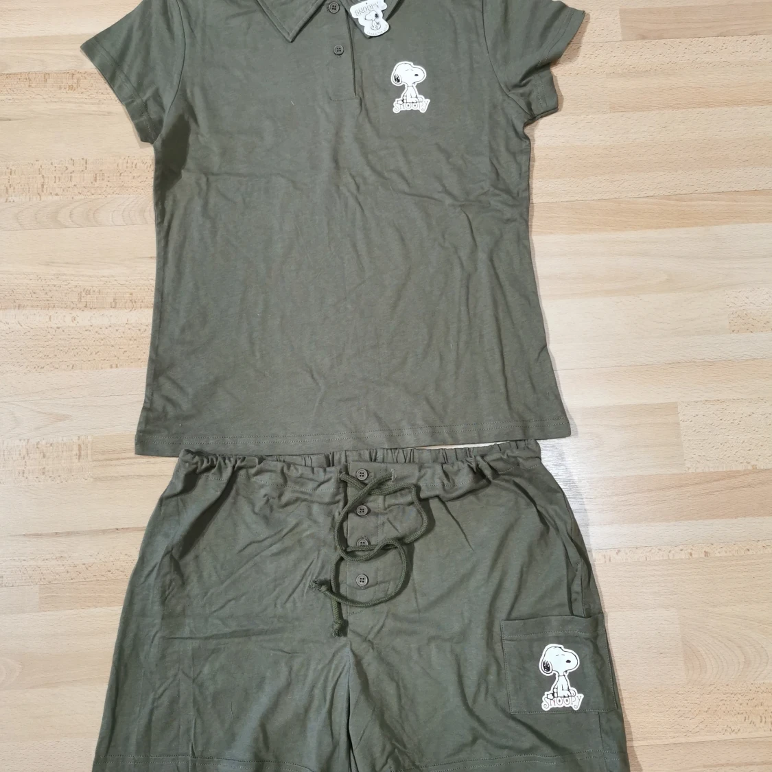 Olivgröna Snoopy pyjamas i 2 delar 