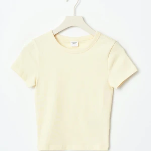 Ljusgul topp - Gullig topp som inte är min stil därav säljer jag💛