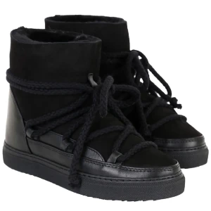 Svarta boots med snörning och mockadetaljer - Säljer ett par svarta boots med grov snörning och platt sula. Skorna har en kombination av mocka och skinn, samt högt skaft som ger en chunky vibe. Perfekta för kyligare dagar och passar till många olika outfits.